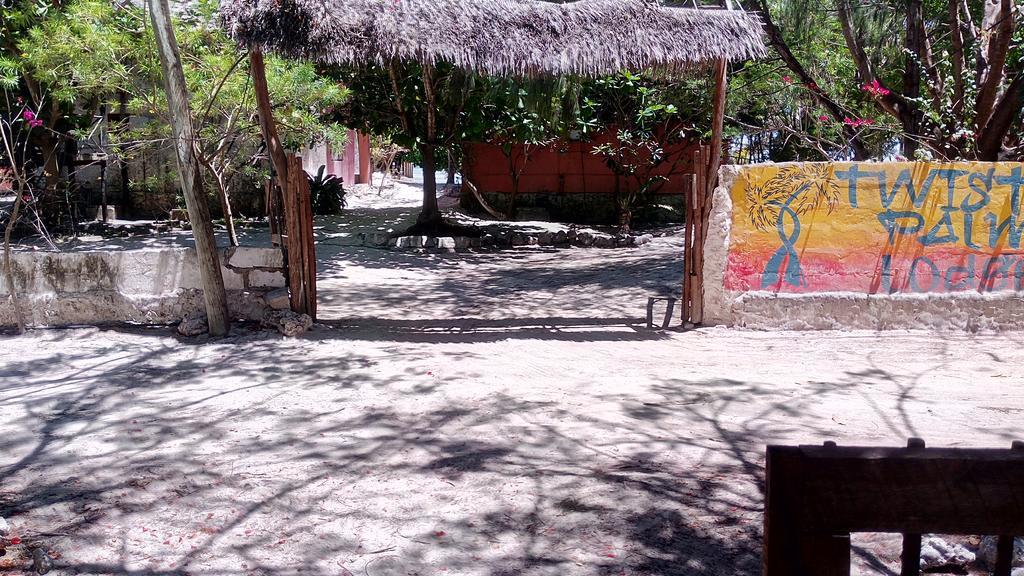 Twisted Palms Lodge & Restaurant Bwejuu Kültér fotó
